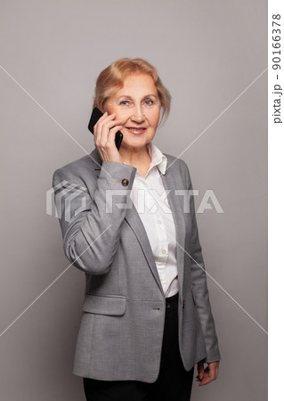 Portrait of a happy senior woman on the phone 90166378
