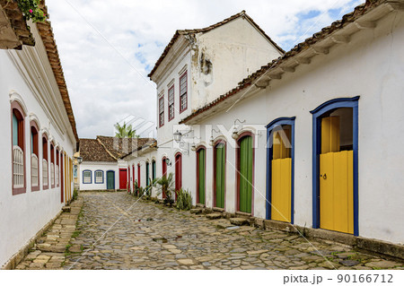 Colorful facades of old colonial-style houses on the cobblestone streets of Paraty 90166712