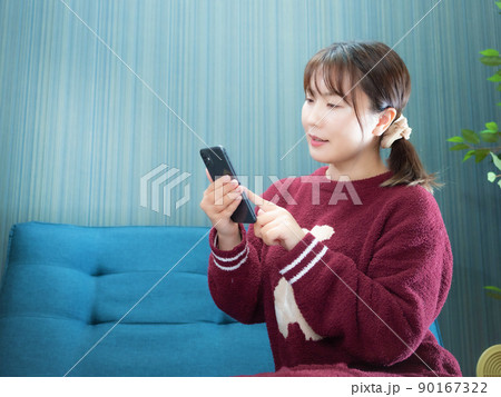 スマートフォンを操作する女性 スマートフォンを操作する女性 90167322