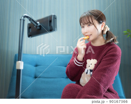 動画配信する女性 動画配信する女性 90167366