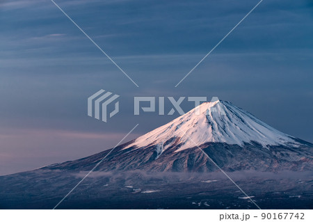 《山梨県》富士山の夜明け・流れる雲 90167742
