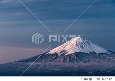 《山梨県》富士山の夜明け・流れる雲 《山梨県》富士山の夜明け・流れる雲 90167742