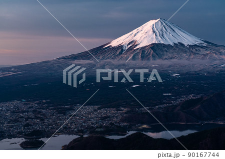 《山梨県》富士山の夜明け・流れる雲 90167744