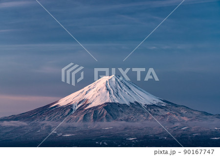 《山梨県》富士山の夜明け・流れる雲 90167747