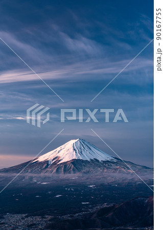 《山梨県》富士山の夜明け・流れる雲 90167755