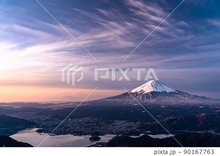 《山梨県》富士山の夜明け・流れる雲 90167763
