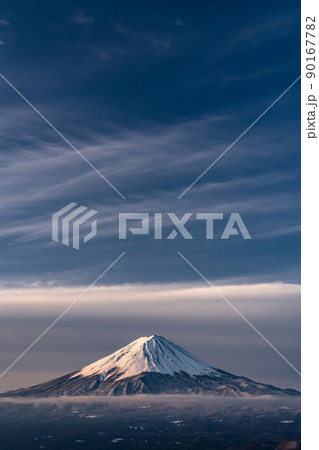 《山梨県》富士山の夜明け・流れる雲 90167782