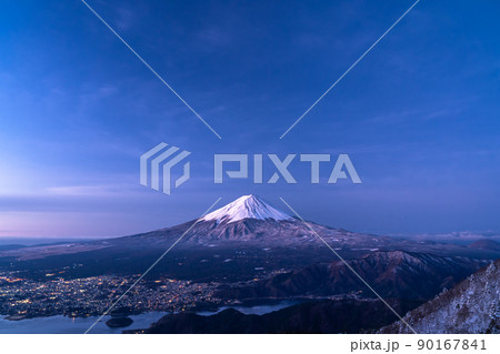 《山梨県》富士山の夜明け・新道峠 90167841