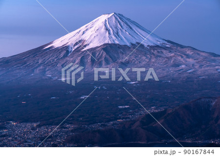 《山梨県》富士山の夜明け・新道峠 90167844