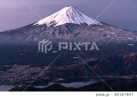 《山梨県》富士山の夜明け・新道峠 90167847