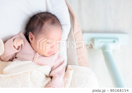 赤ちゃんの寝ている横で掃除機をかける　生活音　家事　生後18日 90168154