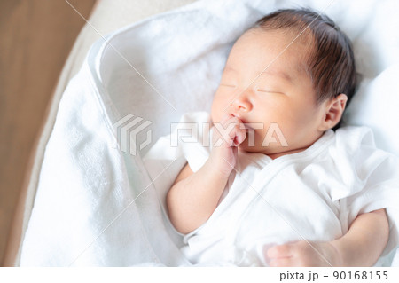生後7日の赤ちゃんの指しゃぶり コピースペース 生後7日の赤ちゃんの指しゃぶり コピースペース 90168155