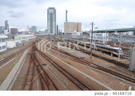 多くの鉄道線路が並走する、ささしまライブ駅方面を望む(グローバルゲート ビル 愛知県 名古屋市) 多くの鉄道線路が並走する、ささしまライブ駅方面を望む(グローバルゲート ビル 愛知県 名古屋市) 90168710