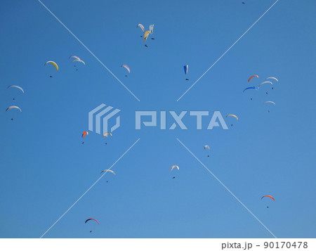青空に浮かぶパラグライダー 青空に浮かぶパラグライダー 90170478