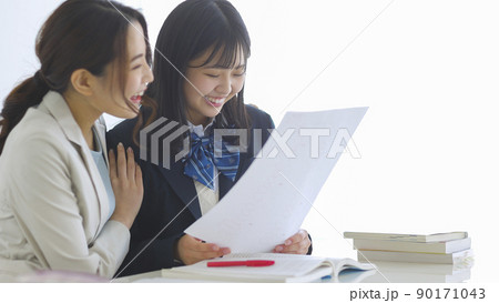 塾でテストの結果を喜ぶ女子学生 高校生 中学生 90171043
