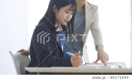 塾で授業を受ける女子学生 高校生 中学生 90171044