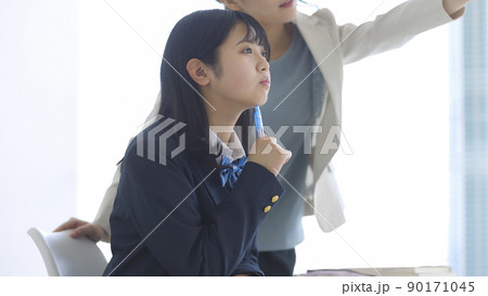 塾で授業を受ける女子学生 高校生 中学生 塾で授業を受ける女子学生 高校生 中学生 90171045