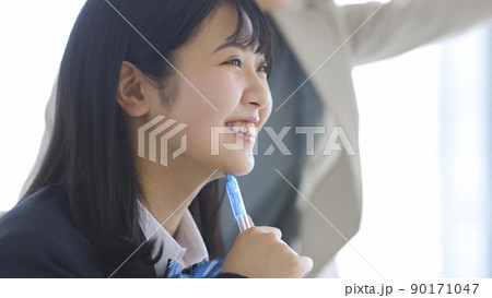 塾で授業を受ける女子学生 高校生 中学生 90171047