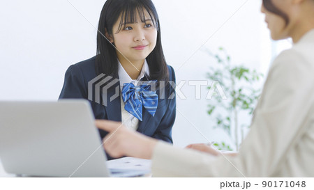 塾で面談をする女子学生 高校生 中学生 塾で面談をする女子学生 高校生 中学生 90171048