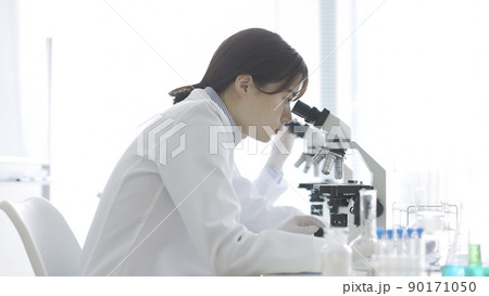 顕微鏡を覗く白衣の女性 研究 実験 顕微鏡を覗く白衣の女性 研究 実験 90171050