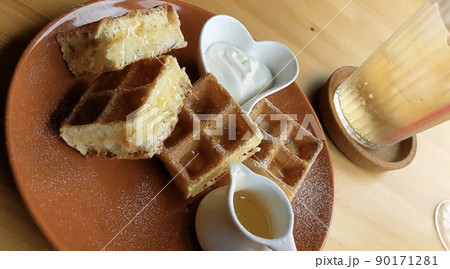 オシャレなカフェのワッフルセット オシャレなカフェのワッフルセット 90171281