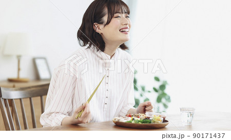 食事中の若い女性 90171437