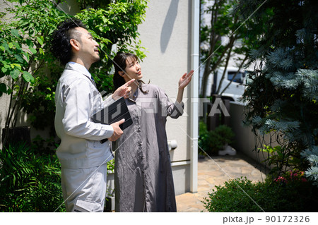 庭の剪定で業者の見積もりを頼んでいるところ 庭の剪定で業者の見積もりを頼んでいるところ 90172326