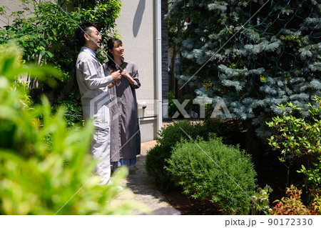 庭の剪定で業者の見積もりを頼んでいるところ 90172330