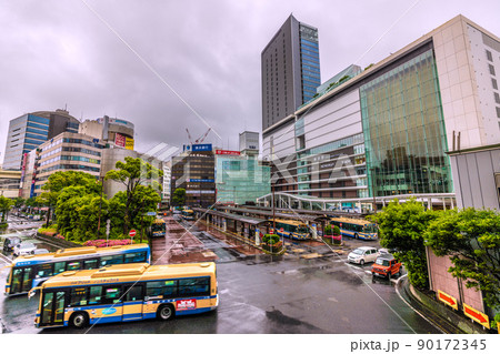 日本の横浜都市景観 雨の横浜駅前やJR横浜タワーなどを望む＝5月27日 90172345