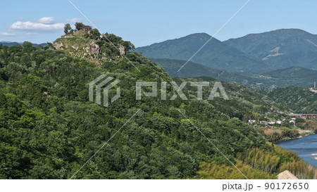 風渡る木曽川と苗木城 90172650