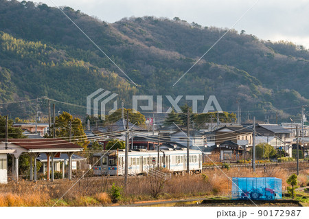 【牟岐線】早朝の中田駅と列車 90172987