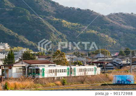 【牟岐線】早朝の中田駅と列車 90172988