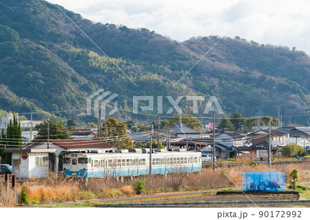 【牟岐線】早朝の中田駅と列車 90172992
