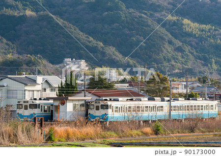 【牟岐線】早朝の中田駅と列車 90173000