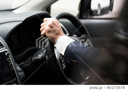車を運転する男性の手元 車を運転する男性の手元 90173078