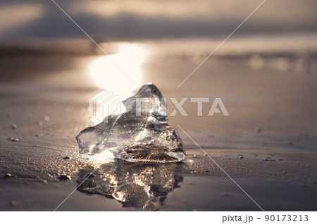 浜辺で輝く氷 浜辺で輝く氷 90173213