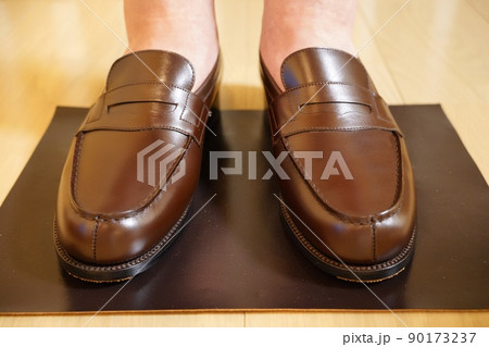 素足で履くブラウン色のローファー 素足で履くブラウン色のローファー 90173237