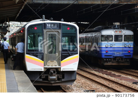 長岡駅に停車中の信越線115系快速・上越線E129系 90173756
