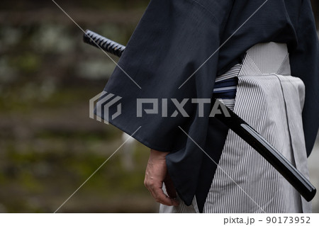 日本刀を構えた人物 日本刀を構えた人物 90173952