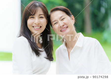 女性親子のポートレート 90174298