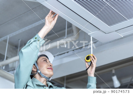 現場調査する女性の空調設備エンジニア 90174573