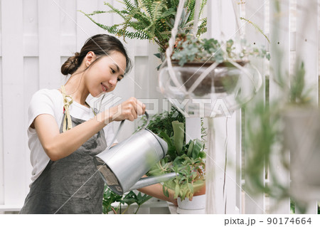 植物の世話をする女性・ガーデニング 植物の世話をする女性・ガーデニング 90174664