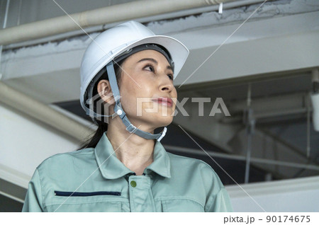 現場を確認する女性の空調設備エンジニア 90174675