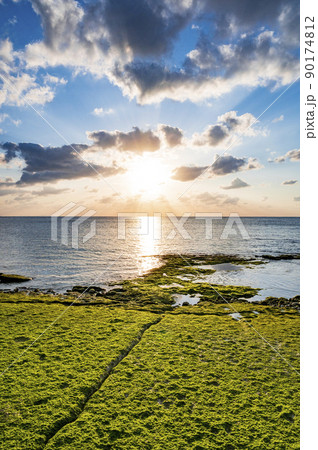 沖縄　カナイビーチの夕景 90174812