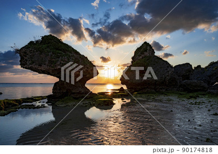 沖縄　ニライビーチの夕景 90174818
