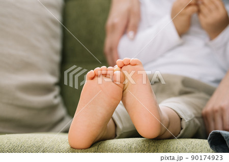 子供の足・裸足 90174923