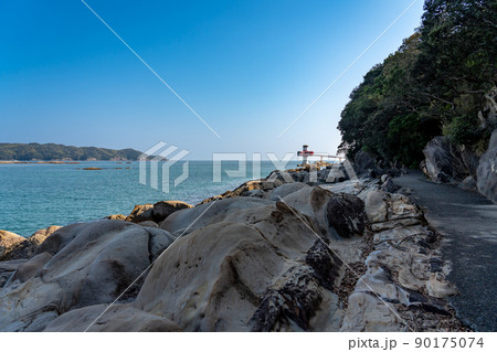 高知県土佐清水市　竜串海岸の先に見える足摺海底館 90175074