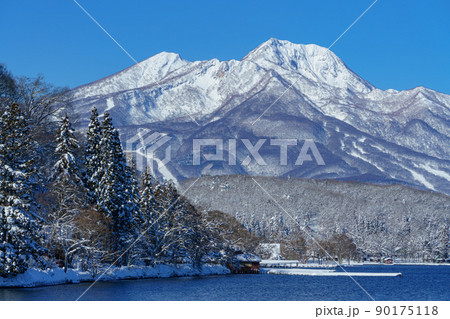 野尻湖からの妙高山　冬の雪景色 90175118