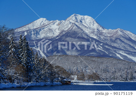 野尻湖からの妙高山　冬の雪景色 90175119