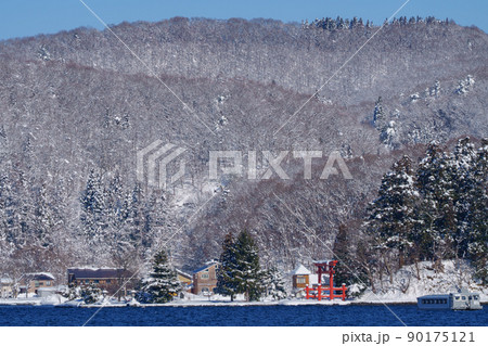 冬の野尻湖　宇賀神社雪景色 90175121